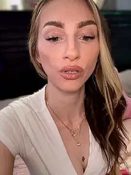 Snapshot of BrattyBae_xo chatting on July 10, 6:21 pm BrattyBae xo online show from July 10, 6:21 pm