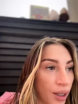 Snapshot of BrattyBae_xo chatting on July 19, 4:00 pm BrattyBae xo online show from July 19, 4:00 pm