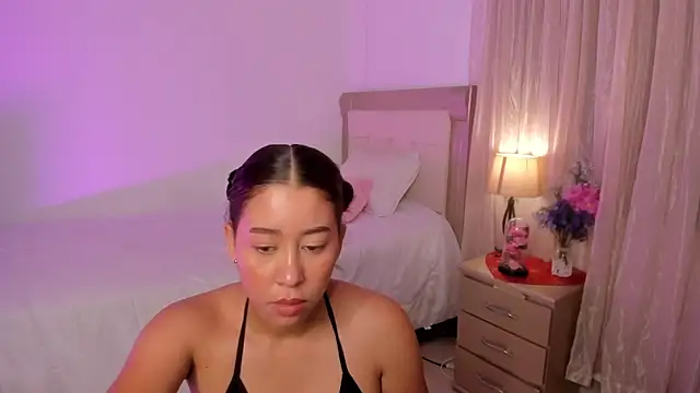 Snapshot of vale_kross chatting on February 8, 3:42 pm vale kross online show from February 8, 3:42 pm