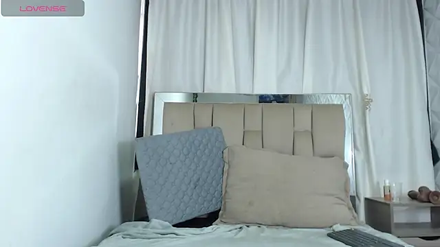 Zoe Curvy online show from February 27, 12:45 pm