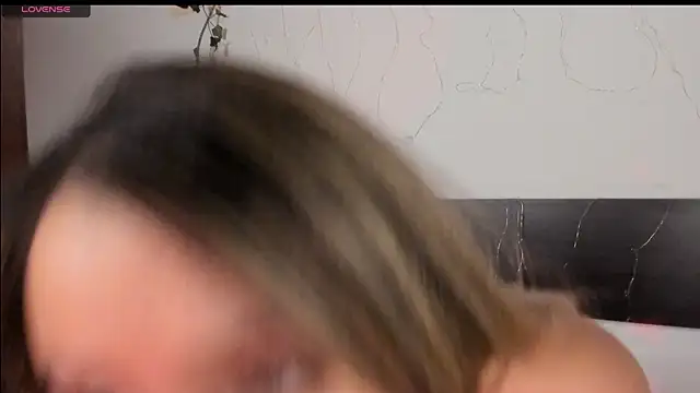 Snapshot of eleecttraa_12 chatting on January 1, 12:32 am eleecttraa 12 online show from January 1, 12:32 am