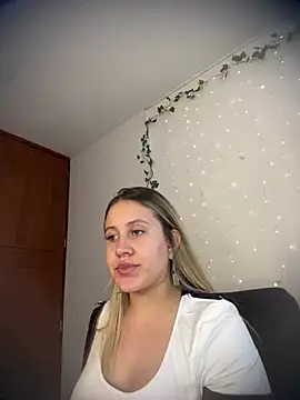 Snapshot of eleecttraa_12 chatting on March 3, 8:00 pm eleecttraa 12 online show from March 3, 8:00 pm