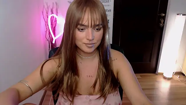 Snapshot of ChloeJewel1 chatting on December 1, 12:32 pm ChloeJewel1 online show from December 1, 12:32 pm