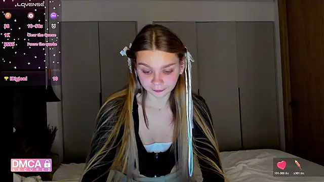 Snapshot of Molly_sweetie chatting on December 22, 7:33 pm Molly sweetie online show from December 22, 7:33 pm