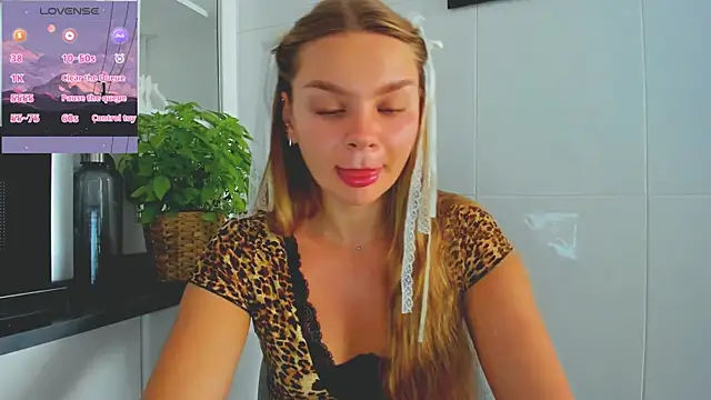Snapshot of Molly_sweetie chatting on July 1, 6:37 am Molly sweetie online show from July 1, 6:37 am
