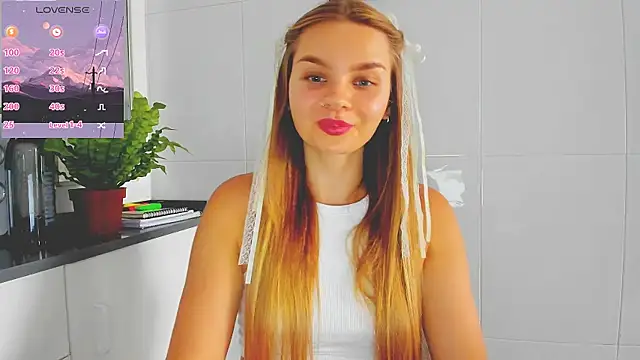 Snapshot of Molly_sweetie chatting on July 6, 6:32 pm Molly sweetie online show from July 6, 6:32 pm