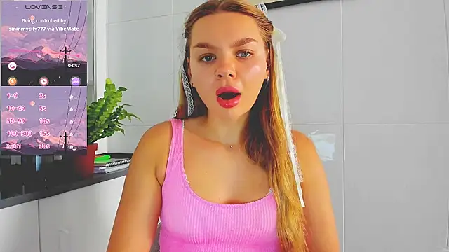 Snapshot of Molly_sweetie chatting on July 12, 6:37 am Molly sweetie online show from July 12, 6:37 am