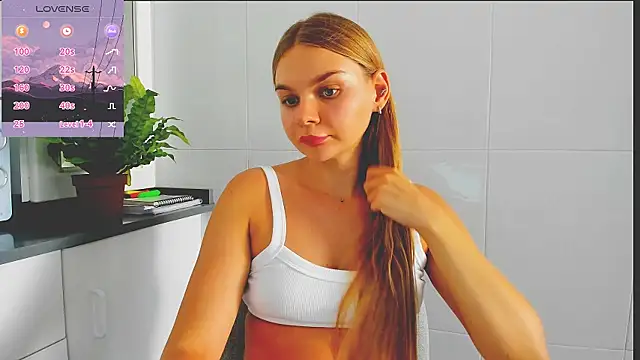 Snapshot of Molly_sweetie chatting on July 14, 1:50 pm Molly sweetie online show from July 14, 1:50 pm
