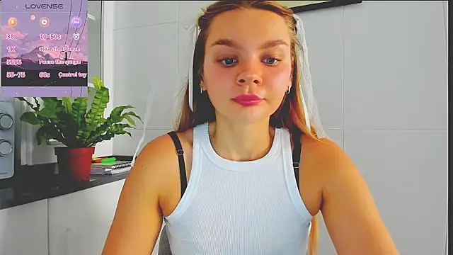 Snapshot of Molly_sweetie chatting on July 16, 6:41 am Molly sweetie online show from July 16, 6:41 am