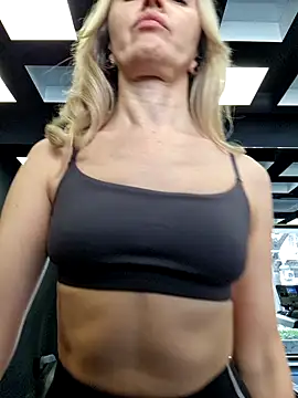 Snapshot of Miss____Mia_ chatting on February 4, 12:11 pm Miss    Mia  online show from February 4, 12:11 pm