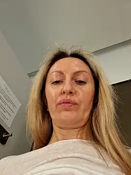 Snapshot of Miss____Mia_ chatting on February 22, 3:25 pm Miss    Mia  online show from February 22, 3:25 pm