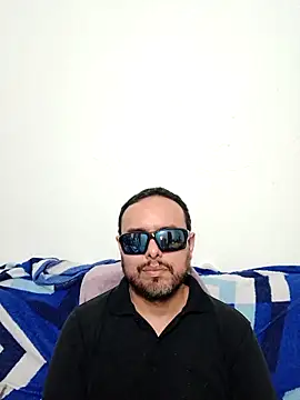 Snapshot of ElSunEagle chatting on May 4, 2:40 am ElSunEagle online show from May 4, 2:40 am