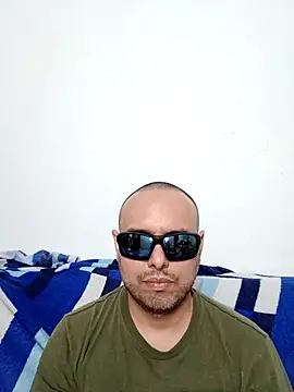 Snapshot of ElSunEagle chatting on May 13, 2:31 am ElSunEagle online show from May 13, 2:31 am