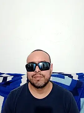 Snapshot of ElSunEagle chatting on May 24, 2:27 am ElSunEagle online show from May 24, 2:27 am