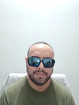 Snapshot of ElSunEagle chatting on May 30, 2:30 am ElSunEagle online show from May 30, 2:30 am