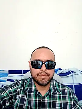 Snapshot of ElSunEagle chatting on May 31, 2:31 am ElSunEagle online show from May 31, 2:31 am