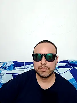 Snapshot of ElSunEagle chatting on June 25, 2:33 am ElSunEagle online show from June 25, 2:33 am