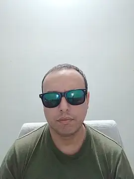 Snapshot of ElSunEagle chatting on June 29, 2:29 am ElSunEagle online show from June 29, 2:29 am