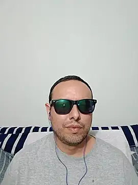 Snapshot of ElSunEagle chatting on July 4, 3:02 am ElSunEagle online show from July 4, 3:02 am