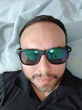 Snapshot of ElSunEagle chatting on July 25, 4:21 am ElSunEagle online show from July 25, 4:21 am