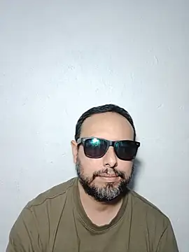 Snapshot of ElSunEagle chatting on August 4, 2:15 am ElSunEagle online show from August 4, 2:15 am