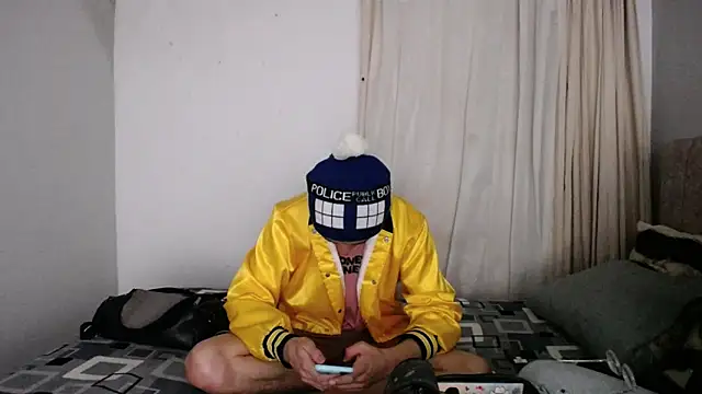 Snapshot of Pinkandyellowpokemon chatting on September 10, 4:12 am Pinkandyellowpokemon online show from September 10, 4:12 am