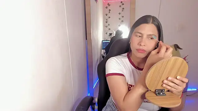 Snapshot of hellensexy chatting on December 17, 9:16 pm hellensexy online show from December 17, 9:16 pm