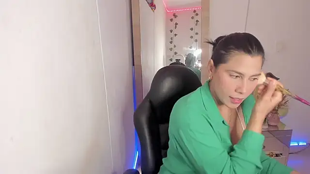 Snapshot of hellensexy chatting on January 5, 3:55 pm hellensexy online show from January 5, 3:55 pm