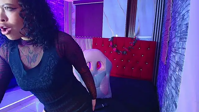 Snapshot of miahernadez303av chatting on November 6, 3:07 am miahernadez303av online show from November 6, 3:07 am