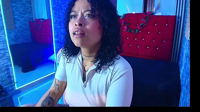 Snapshot of miahernadez303av chatting on November 18, 3:23 am miahernadez303av online show from November 18, 3:23 am