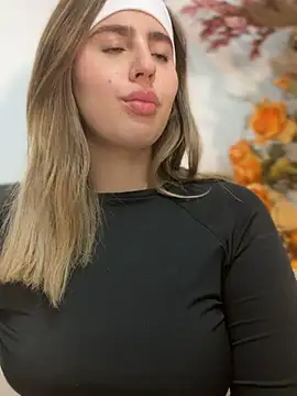 Snapshot of ValerieHilton chatting on December 7, 12:52 am ValerieHilton online show from December 7, 12:52 am