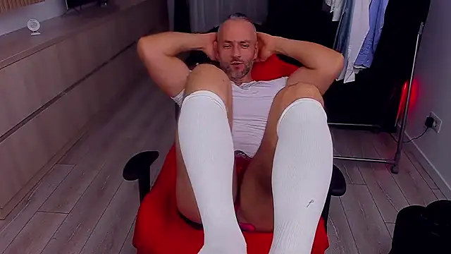 Snapshot of MarisMuscle chatting on October 25, 6:46 pm MarisMuscle online show from October 25, 6:46 pm