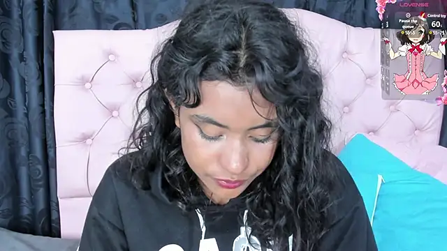 Snapshot of Applehot_LRR chatting on February 5, 8:32 am Applehot LRR online show from February 5, 8:32 am