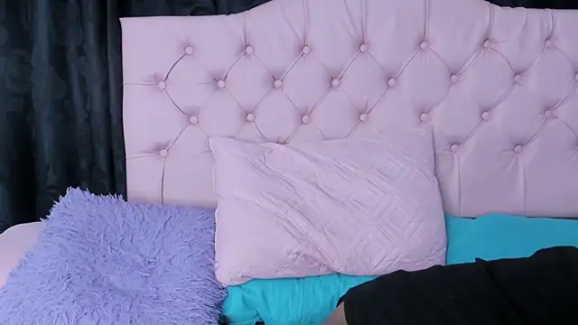 Snapshot of Applehot_LRR chatting on February 8, 8:31 am Applehot LRR online show from February 8, 8:31 am