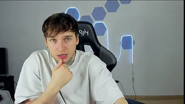 Chris Tyson online show from December 3, 6:28 pm