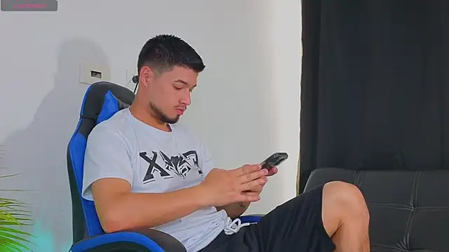 Snapshot of EdwardRoss_ chatting on October 22, 7:24 pm EdwardRoss online show from October 22, 7:24 pm