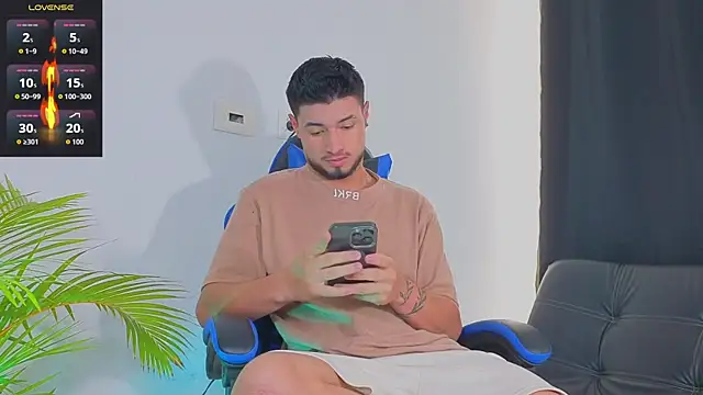 Snapshot of EdwardRoss_ chatting on October 25, 8:03 pm EdwardRoss online show from October 25, 8:03 pm