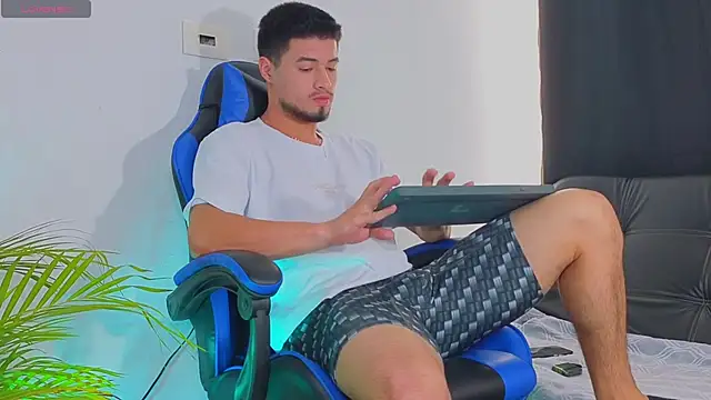 Snapshot of EdwardRoss_ chatting on October 30, 7:36 pm EdwardRoss online show from October 30, 7:36 pm