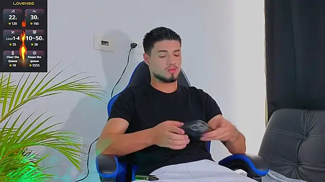 Snapshot of EdwardRoss_ chatting on November 10, 7:46 pm EdwardRoss online show from November 10, 7:46 pm