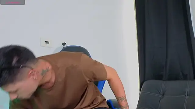 Snapshot of EdwardRoss_ chatting on November 20, 8:19 pm EdwardRoss online show from November 20, 8:19 pm