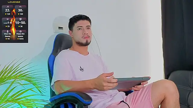 Snapshot of EdwardRoss_ chatting on December 4, 8:28 pm EdwardRoss online show from December 4, 8:28 pm