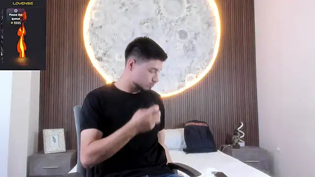 Snapshot of EdwardRoss_ chatting on December 17, 8:15 pm EdwardRoss online show from December 17, 8:15 pm