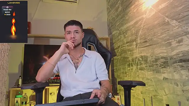 Snapshot of EdwardRoss_ chatting on June 12, 7:46 pm EdwardRoss online show from June 12, 7:46 pm