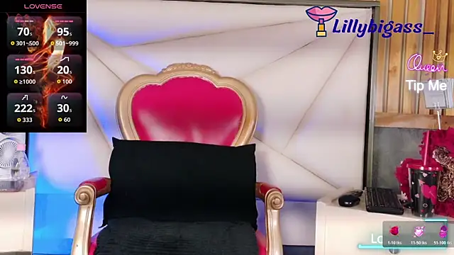 Snapshot of LilyyBigAss chatting on June 5, 11:49 am LilyyBigAss online show from June 5, 11:49 am
