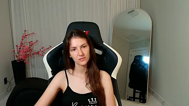 Snapshot of upssnowy chatting on October 30, 2:51 pm upssnowy online show from October 30, 2:51 pm