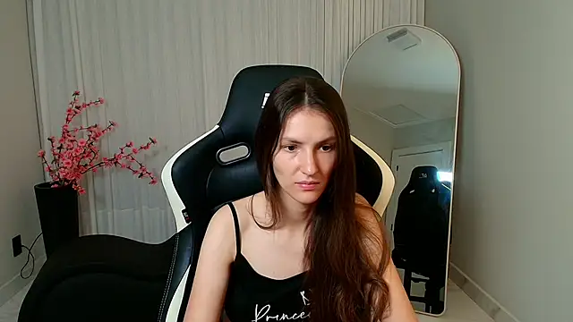 Snapshot of upssnowy chatting on October 31, 3:18 am upssnowy online show from October 31, 3:18 am