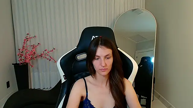 Snapshot of upssnowy chatting on November 17, 10:26 pm upssnowy online show from November 17, 10:26 pm