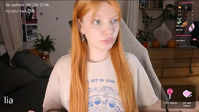 Snapshot of lil_lia chatting on October 23, 1:05 am lil lia online show from October 23, 1:05 am