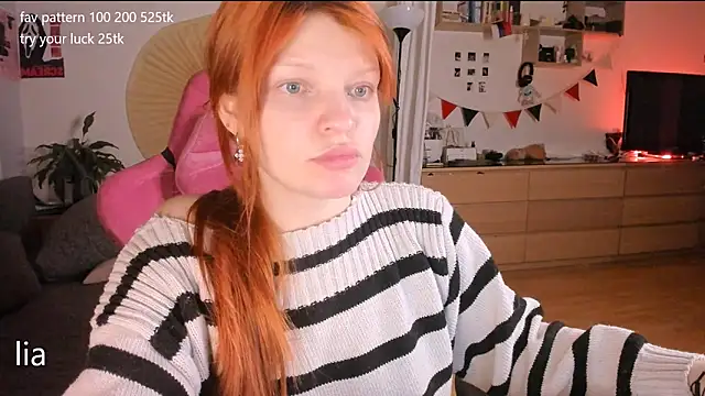 Snapshot of lil_lia chatting on December 15, 10:58 pm lil lia online show from December 15, 10:58 pm