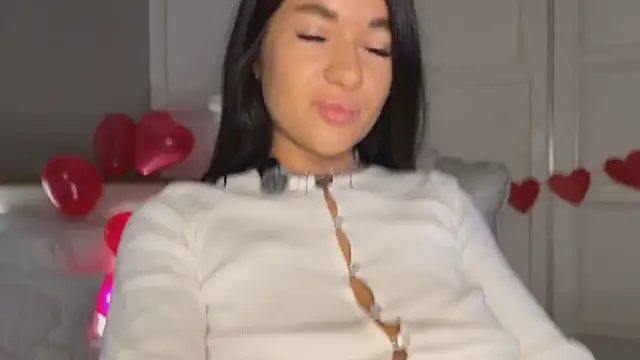 Snapshot of UrLillShy chatting on February 7, 1:09 am UrLillShy online show from February 7, 1:09 am